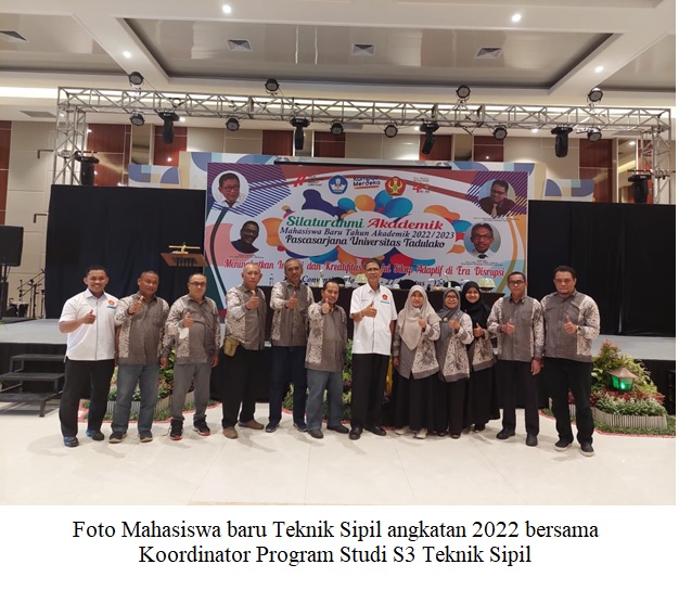 Foto Mahasiswa baru Teknik Sipil angkatan 2022 bersama Koordinator Program Studi S3 Teknik Sipil